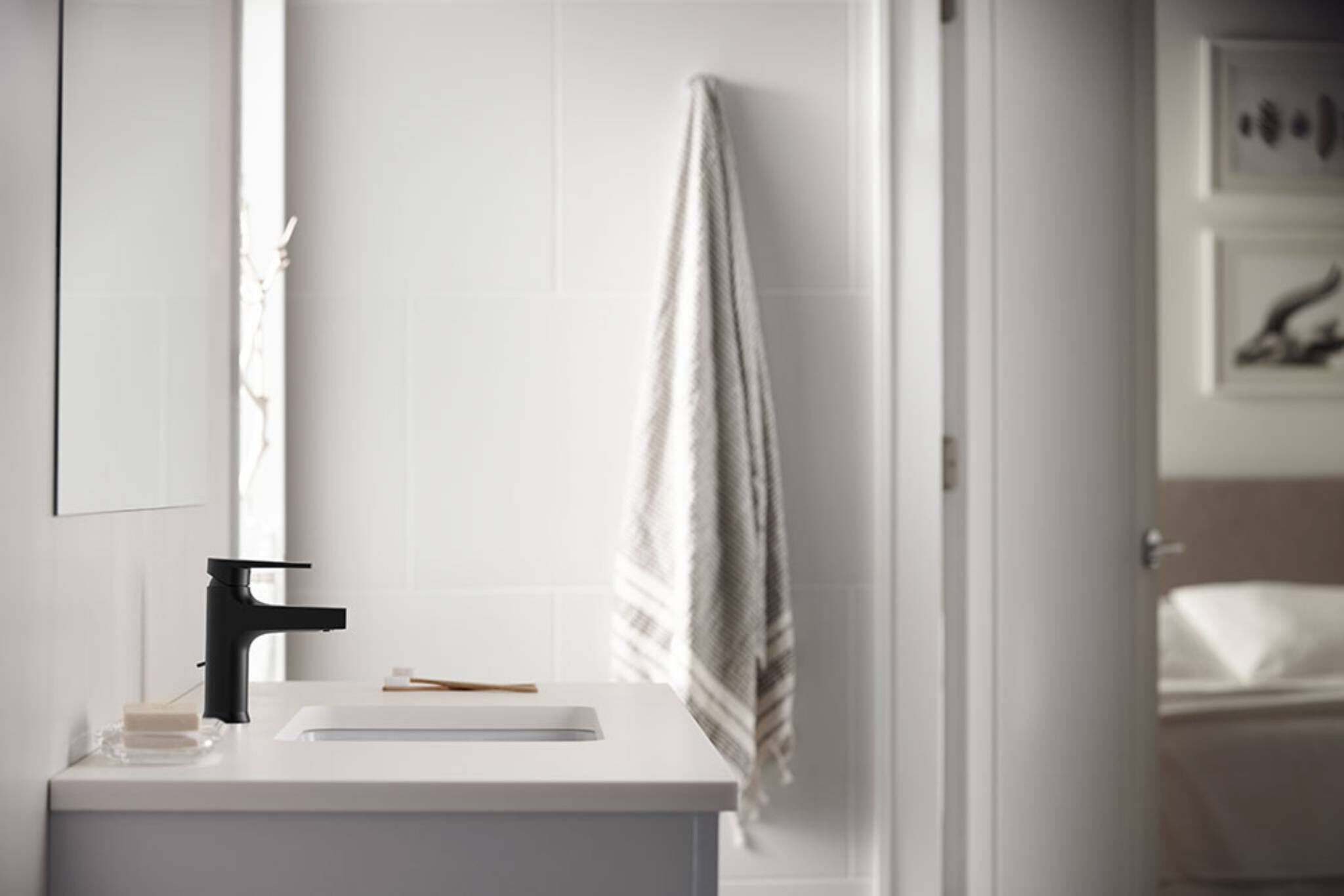 Llave monomando baja para lavabo l&iacute;nea Taut en negro mate,,hi-res image number null